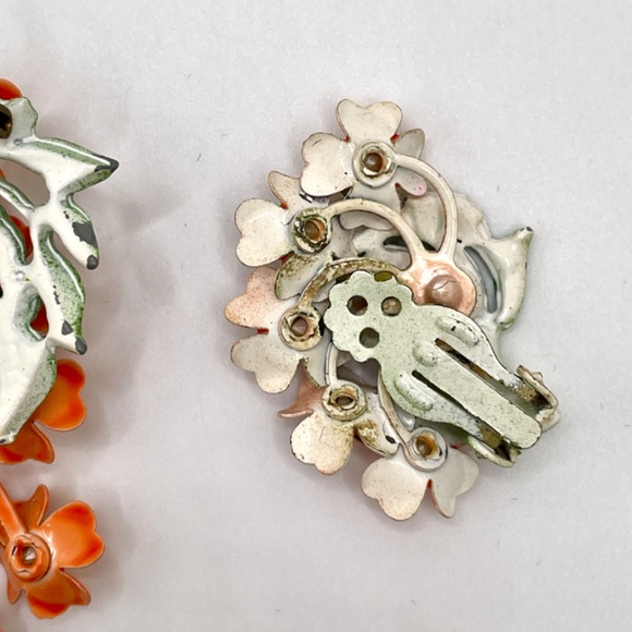 Vintage Unsigned Orange Green Enamel Brooch Pin Clip-on Earrings Set Rhinestones - Picture 8 of 14